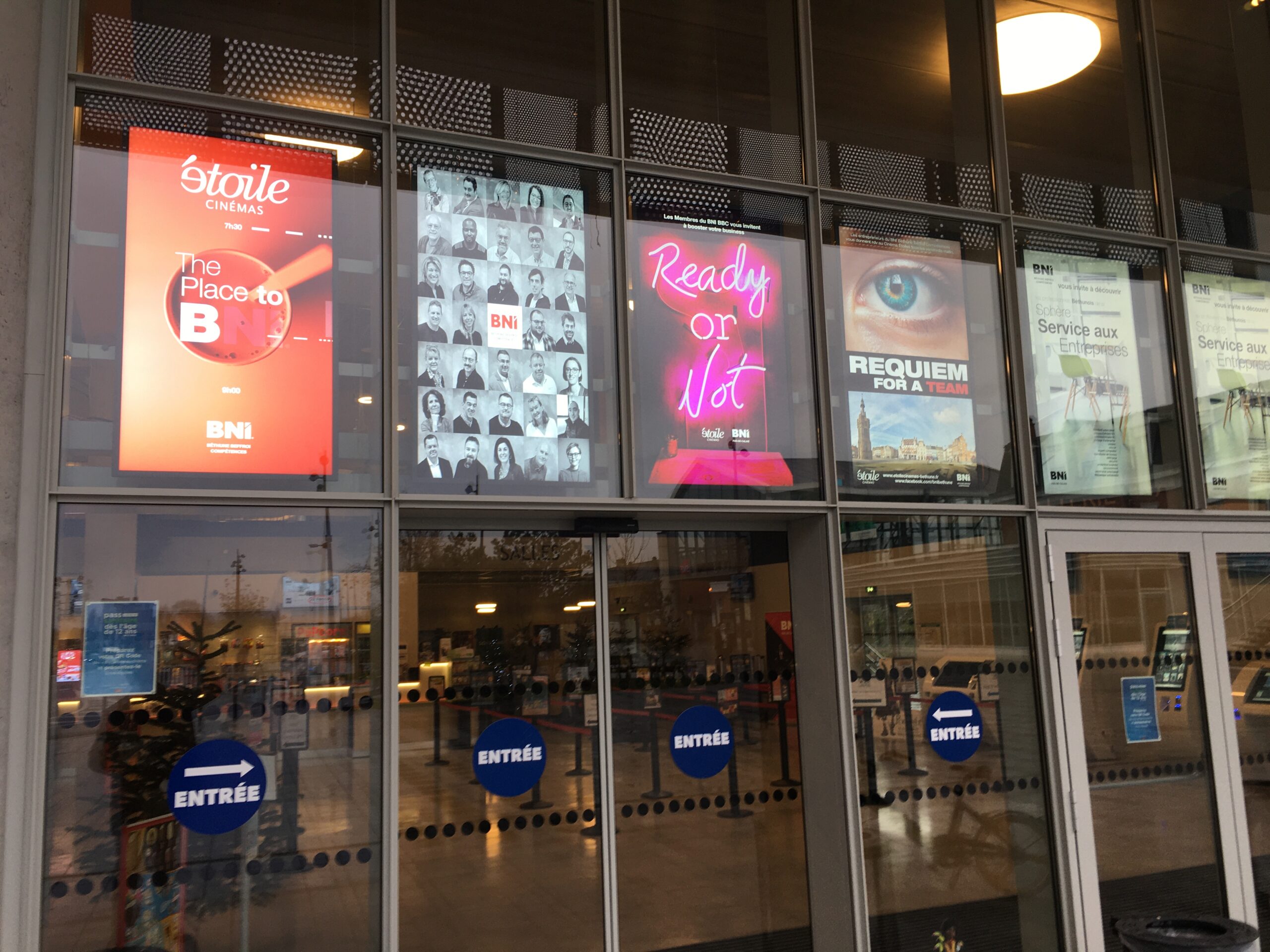 Affiches de films devant un cinéma.